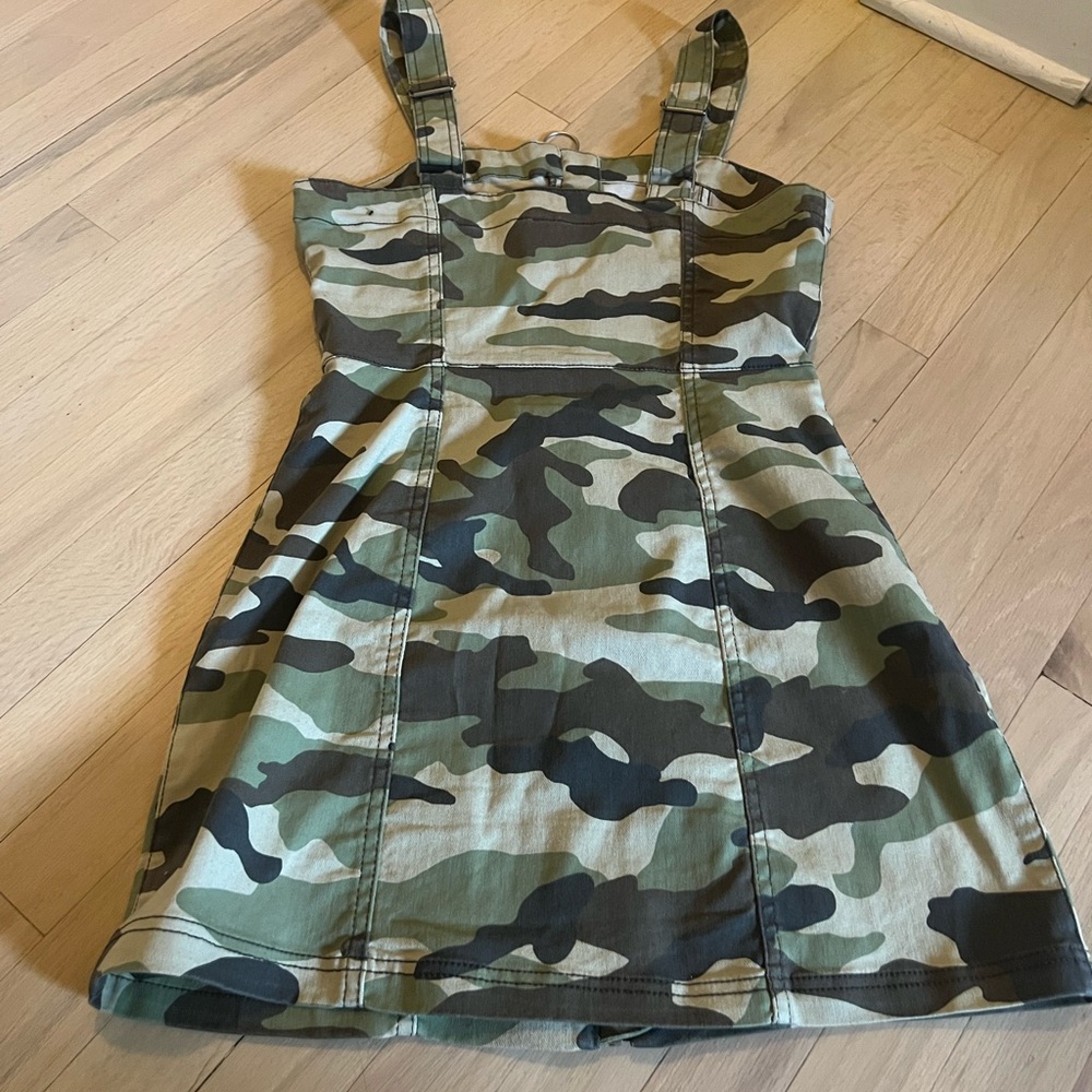 Divided women’s size 6 jumper camouflage